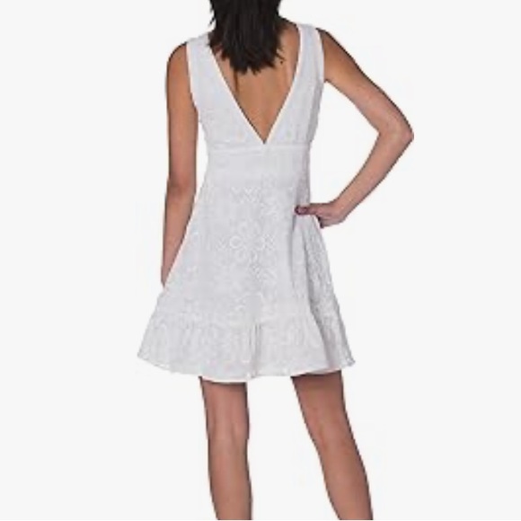 BB Dakota // White Flower Power V-Neck Dress NWOT - Picture 4 of 12